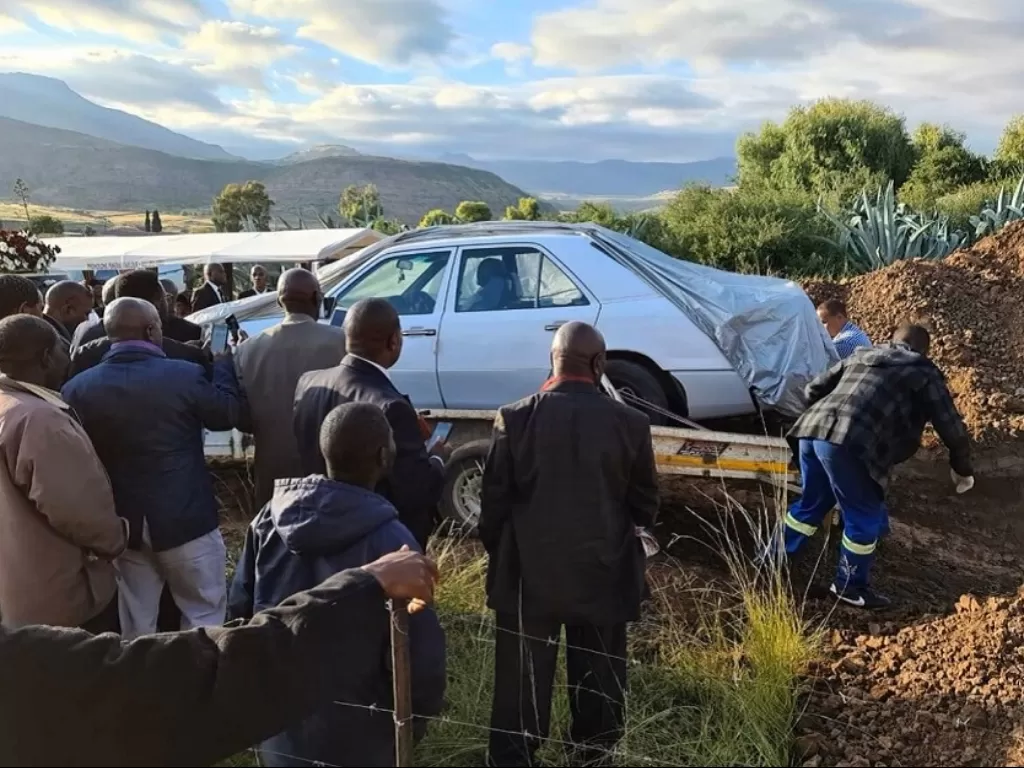 Politikus asal Afrika Selatan, Tshekede Button Pitso dimakamkan bersama mobil kesayangannya. (Twitter/@Yknip1)