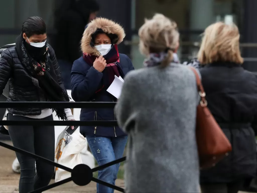 Masyarakat di Paris menggunakan masker (27/2/2020). (REUTERS/Yves Herman)