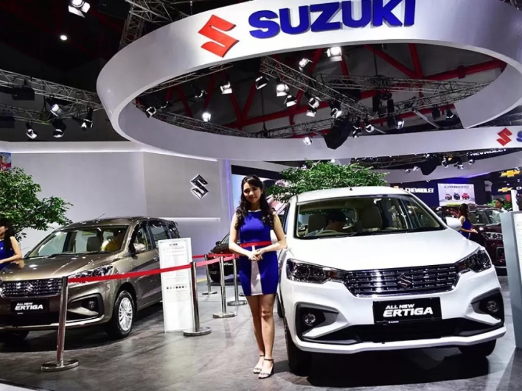 Model berpose bersama mobil Suzuki dalam sebuah pameran (Suzuki).