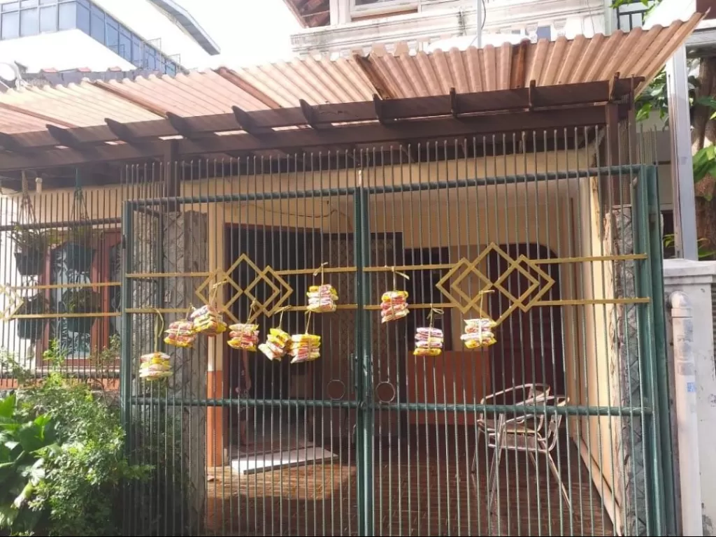 Seorang nenek sengaja menggantungkan makanan di pagar rumahnya untuk orang membutuhkan. (instagram/@brotherwoodbdg)