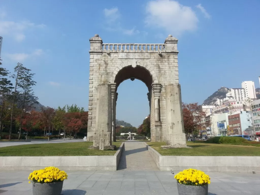 Independence Gate di Seoul. (Koreaboo)
