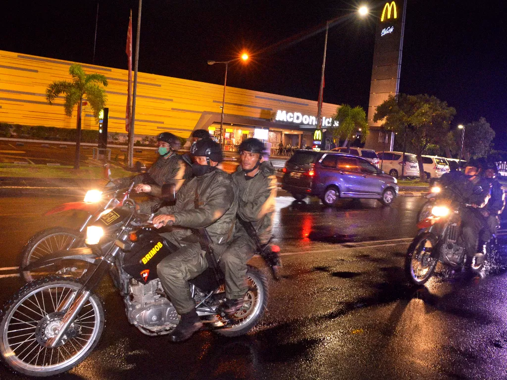 Ilustrasi patroli kepolisian untuk mencegah warga berkumpul di tengah penerapan PSBB. (ANTARA FOTO/Adwit B Pramono)