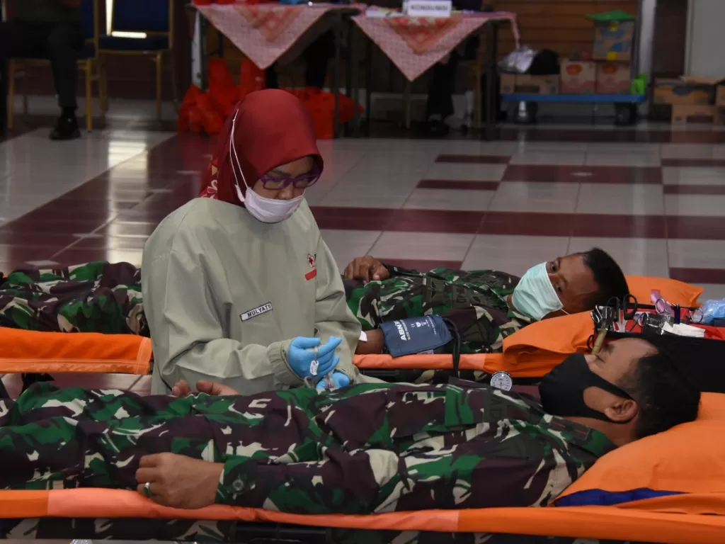 Wadanjen Kopassus Brigjen TNI Mohammad Hasan saat mendonorkan darahnya. (Dok. Pen Kopassus)