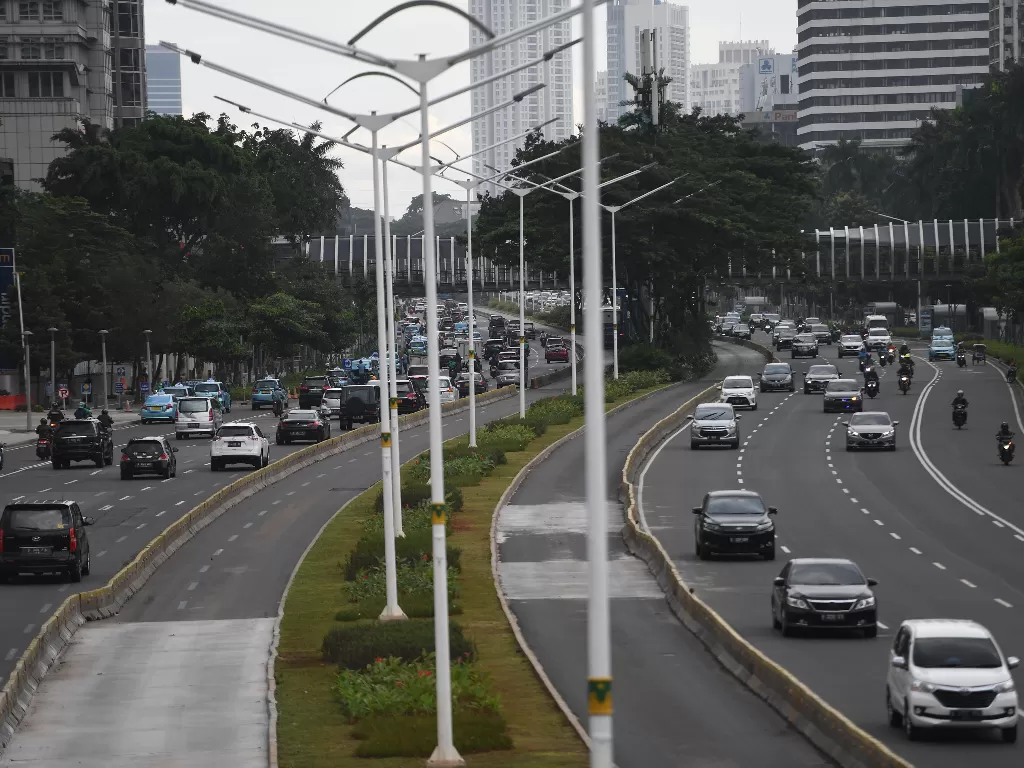 Kendaraan melintas di Jalan Jenderal Sudirman, Jakarta, Selasa (7/4/2020). (Photo/ANTARA FOTO/Akbar Nugroho Gumay)