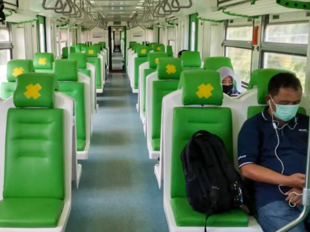 Suasana di dalam gerbong kereta Prambanan Ekspres (Prameks) saat pandemi corona. (Dok. Humas PT KAI Daop 6 Yogyakarta)