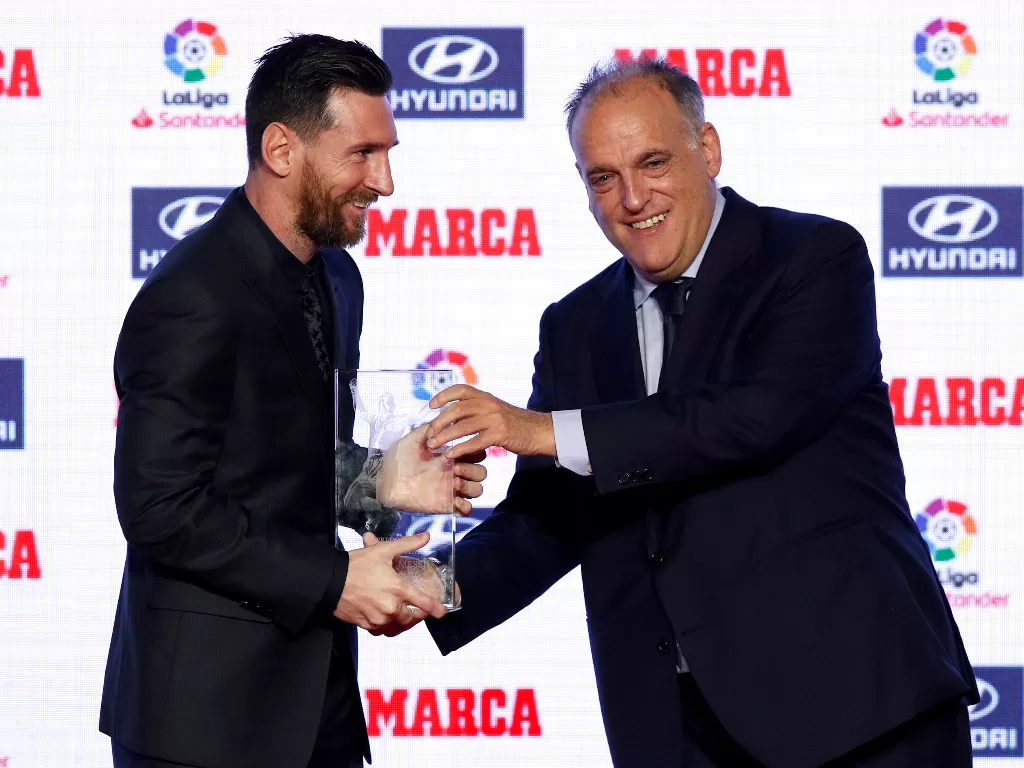 Megabintang Barcelona, Lionel Messi dan Presiden LaLiga, Javier Tebas. (REUTERS/Albert Gea)