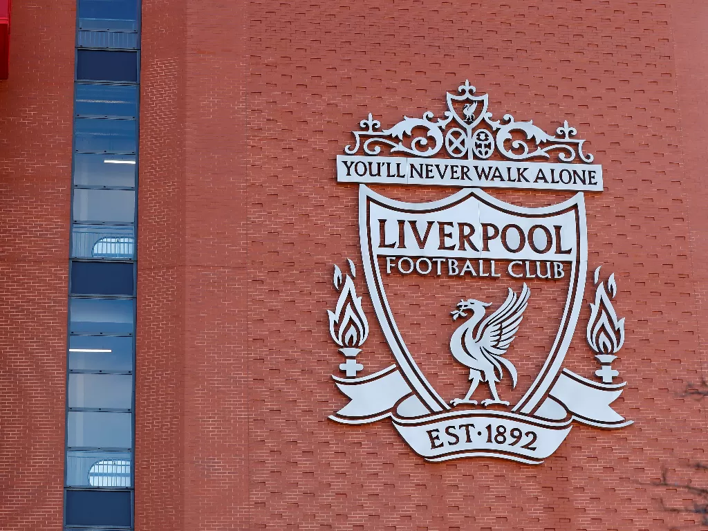 Logo Liverpool di Stadion Anfield. (REUTERS/Jason Cairnduff)