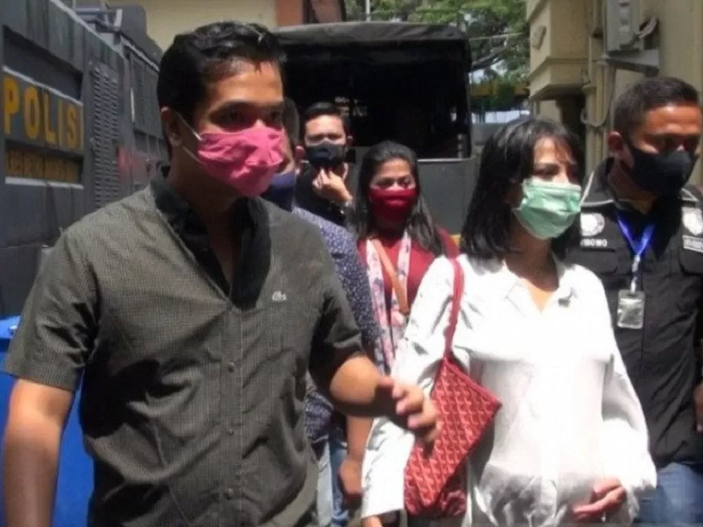 Selebriti Vanessa Angel bersama suaminya, Bibi, dan asistennya dijemput anggota Satresnarkoba Polres Metro Jakarta Barat untuk pemeriksaan lanjutan di Jakarta, Rabu (8/4/2020). (Dok. Polres Metro Jakarta Barat)