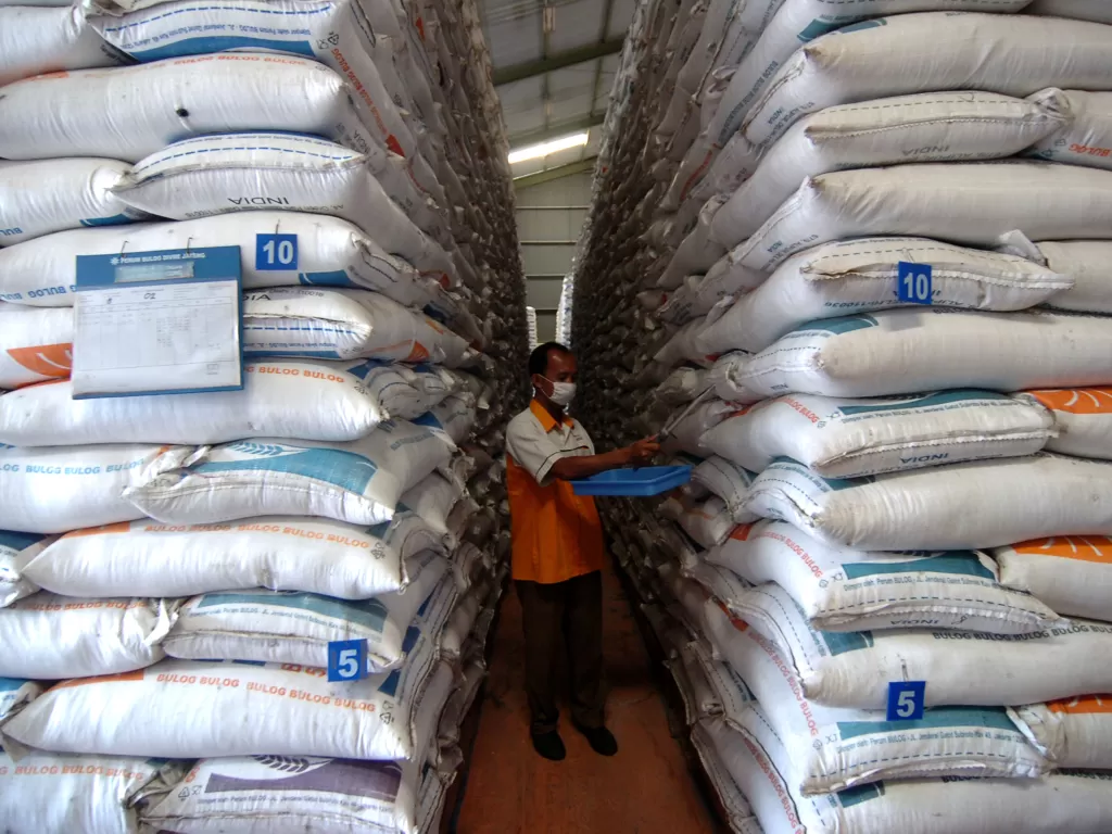 Ilustrasi: Pekerja memeriksa kualitas beras di Gudang Perum Bulog Sub Divre Pekalongan, Desa Munjung Agung, Tegal, Jawa Tengah, Selasa (7/4/2020). (ANTARA/Oky Lukmansyah)