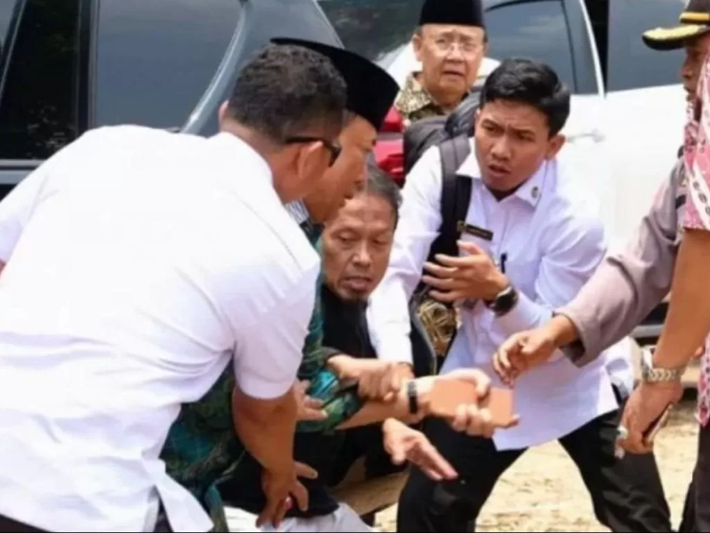 Wiranto saat diserang orang tak dikenal dalam kunjungannya di Pandeglang, Banten, Kamis (10/10/2019). (ANTARA/Polres Pandeglang)