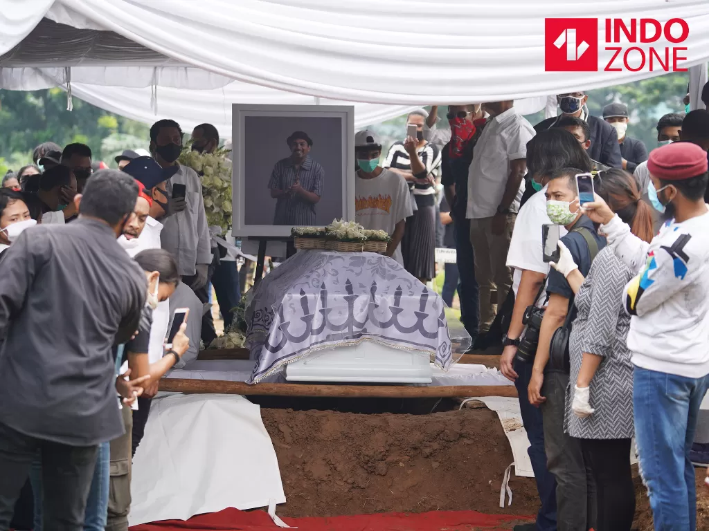 Kerabat memberikan penghormatan terakhir kepada jenazah penyanyi Glenn Fredly saat pemakaman di TPU Tanah Kusir, Jakarta, Kamis (9/4/2020). (INDOZONE/Arya Manggala)