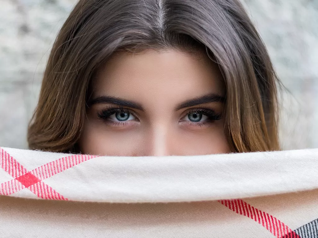 Ilustrasi wanita dengan alis tebal. (Pixabay/StockSnap)