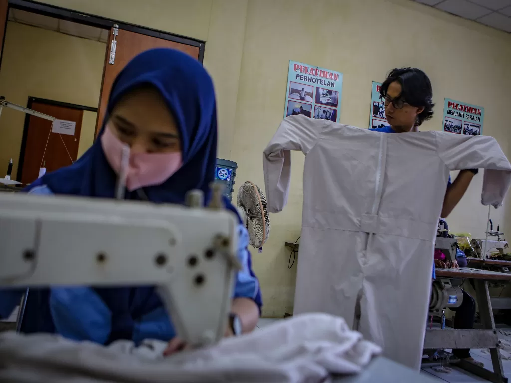 Pekerja memproduksi pakaian alat pelindung diri (APD) tenaga medis di Balai Latihan Kerja, Kota Tangerang, Banten, Jumat (3/4/2020). (ANTARA FOTO/Fauzan)