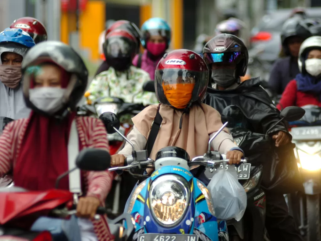 Pengendara bermotor memakai masker saat akan masuk ke Kota Tegal, Jawa Tengah, Rabu (8/4/2020). (ANTARA/Oky Lukmansyah)