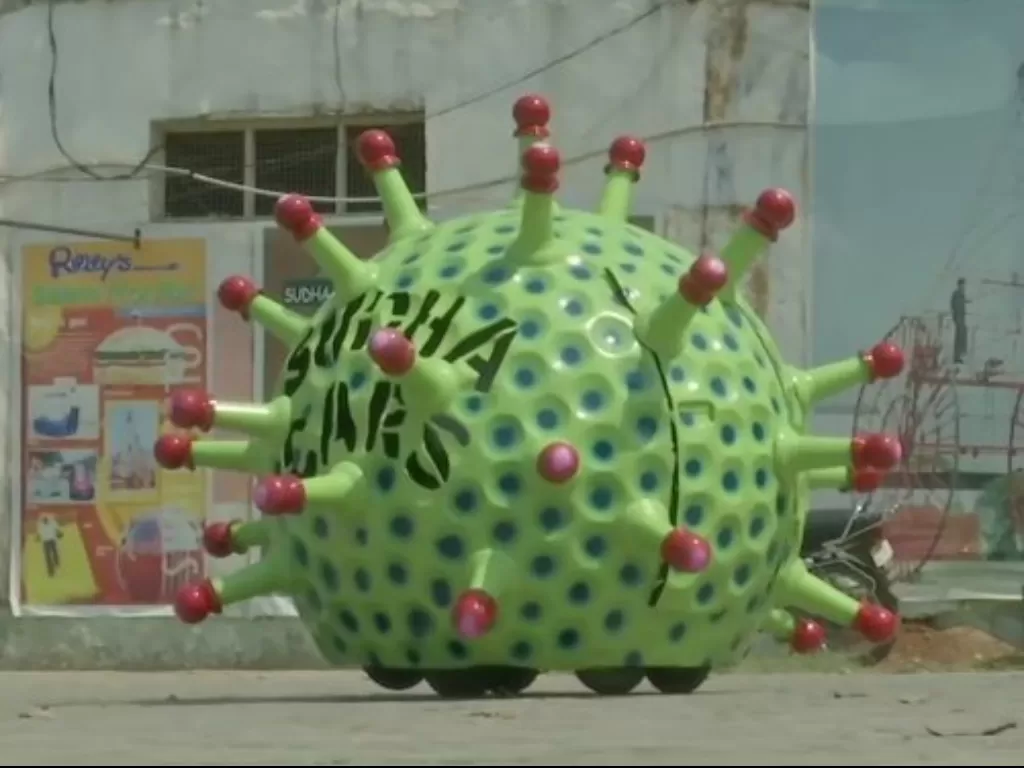 Tampilan mobil dengan desain layaknya virus corona di India. (Twitter/@radhika_says)