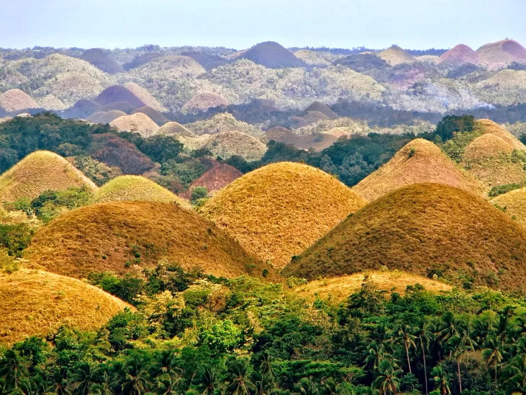 Chocolate Hills di Filipina. (heroesofadventure.com)