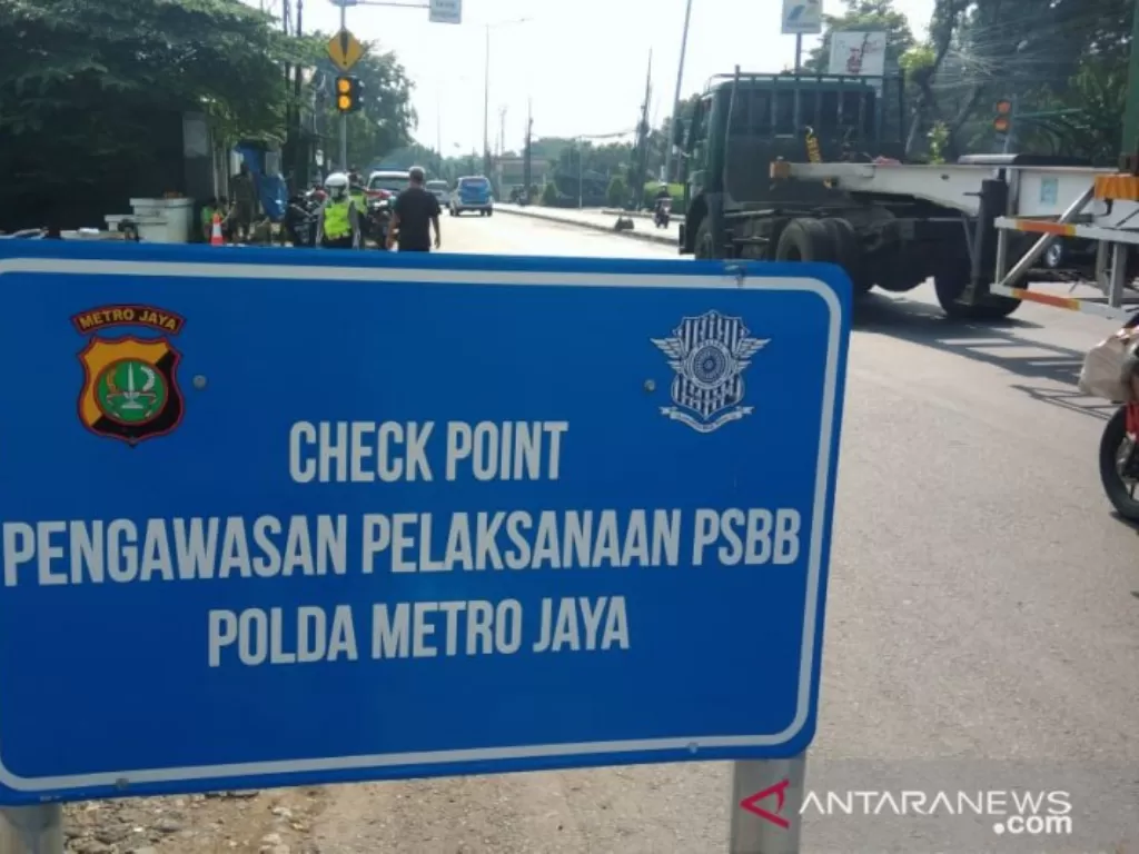 Pengawasan cek poin di kawasan perbatasan Jakarta Timur dan Depok (ANTARA/Andi Firdaus)