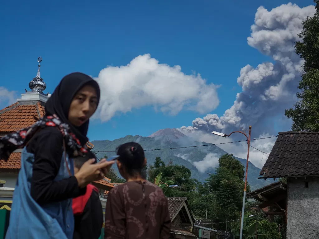 Erupsi Gunung Merapi terlihat dari Cepogo, Boyolali, Jawa Tengah, Jumat (10/4/2020). (ANTARA/Mohammad Ayudha)