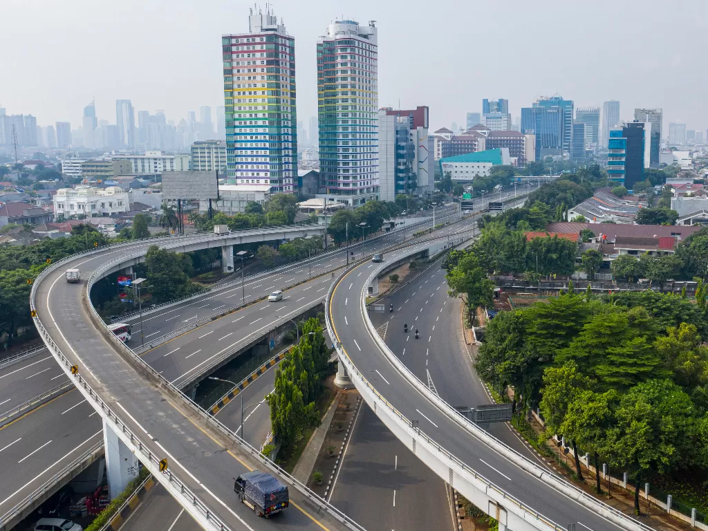 Foto udara lalu lintas kendaraan pemberlakukan PSBB Jakarta di simpang susun tomang, Jakarta, Jumat (10/4/2020). (ANTARA/Nova Wahyudi)