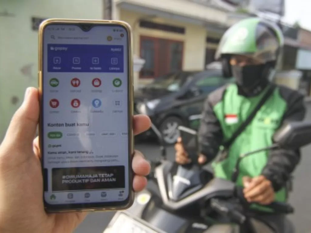 Seorang pengguna ojek online menunjukkan aplikasi GoRide yang tidak tersedia di Kawasan Kalisari, Jakarta Timur, Jumat (10/4/2020). ( ANTARA FOTO/Asprilla Dwi Adha/pras)