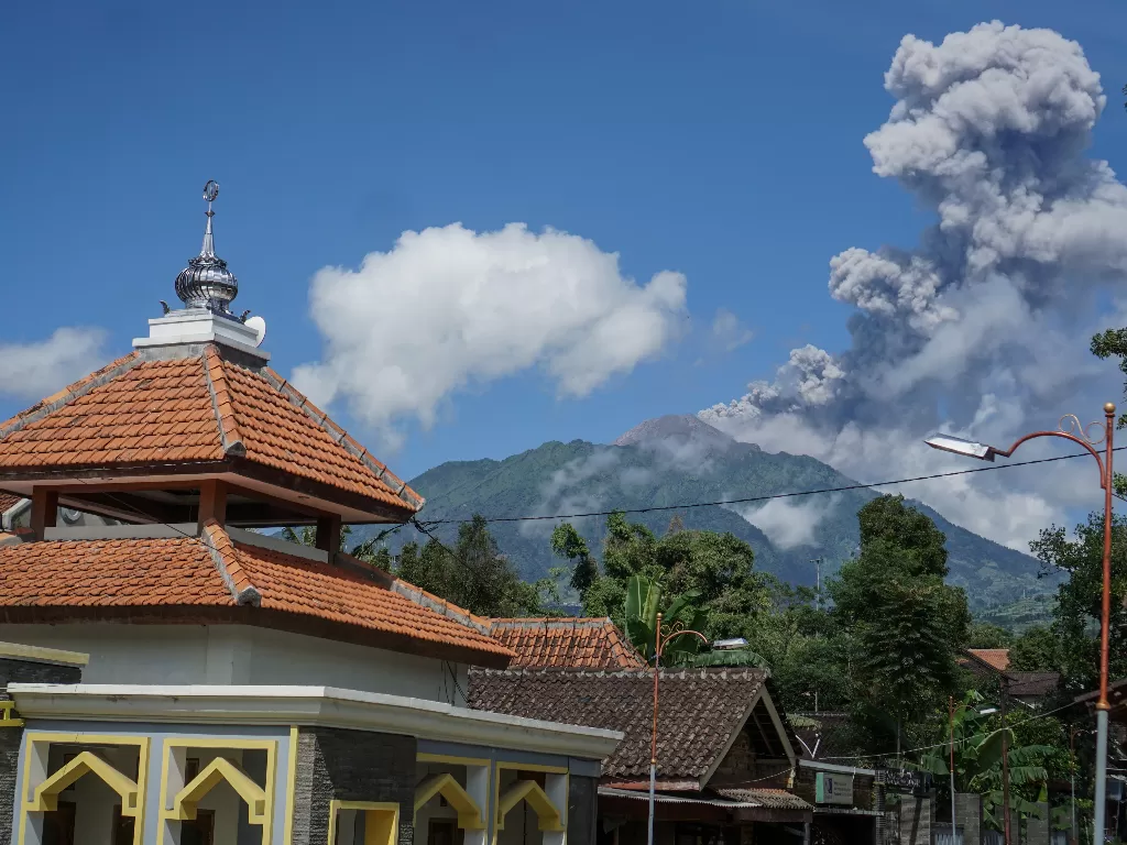 Erupsi Gunung Merapi terlihat dari Cepogo, Boyolali, Jawa Tengah, Jumat (10/4/2020). Gunung Merapi meletus pada pukul 09.10 WIB dengan durasi letusan 103 detik dan tinggi kolom 3.000 meter. (ANTARA/Mohammad Ayudha)