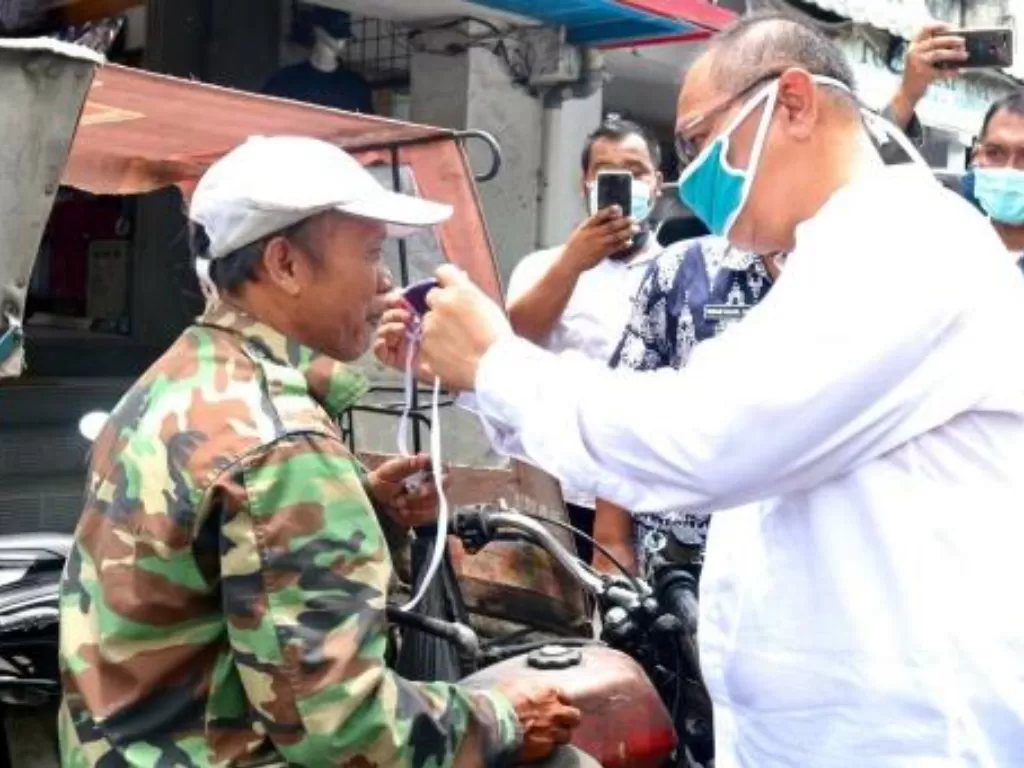 Pelaksana tugas (Plt) Wali Kota Medan, Akhyar Nasution saat mengunjungi pasar. (photo/Dok.pemkomedan.go.id)