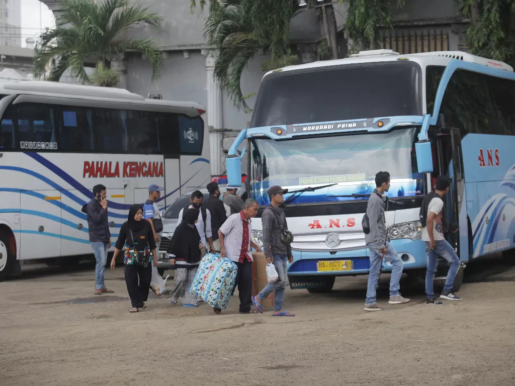 Ilustrasi: calon penumpang bersiap menaiki bus AKAP di terminal bayangan Pondok Pinang, Jakarta, Jumat (3/4/2020). (ANTARA/Reno Esnir)