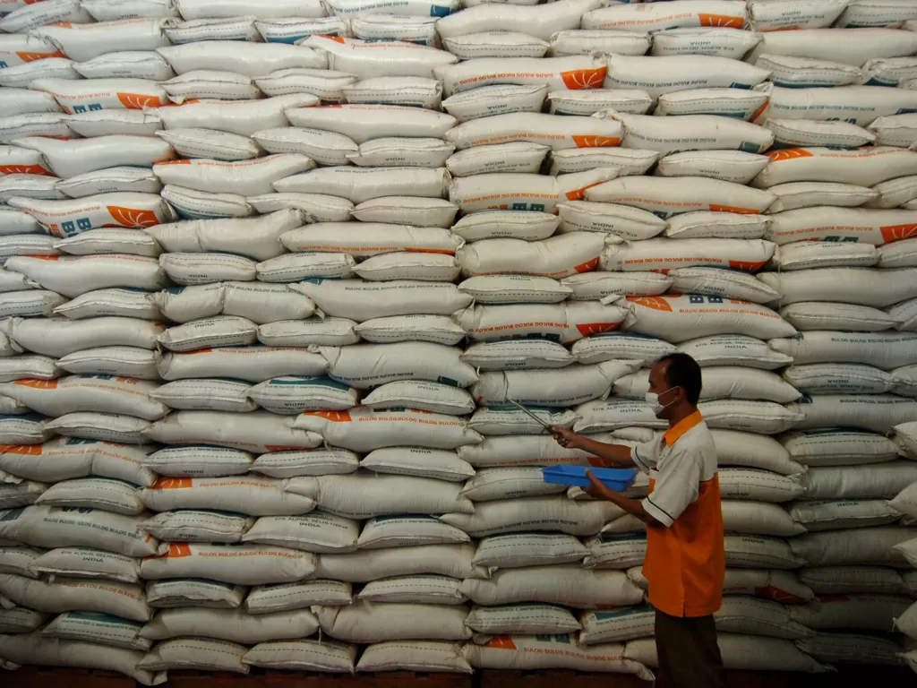Pekerja memeriksa kualitas beras di Gudang Perum Bulog Sub Divre Pekalongan, Desa Munjung Agung, Tegal, Jawa Tengah, Selasa (7/4/2020). (ANTARA FOTO/Oky Lukmansyah)