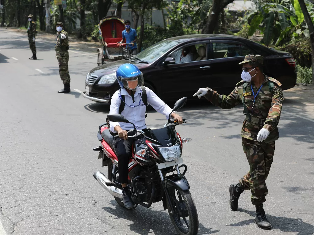 Polisi Bangladesh amankan kota. (REUTERS/Mohammad Ponir Hossain)