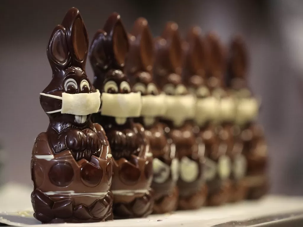 Cokelat kelinci Paskah yang memakai masker. (REUTERS)