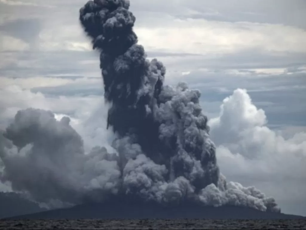 Ilustrasi erupsi Gunung Anak Krakatau. (Antara/Sigid Kurniawan)