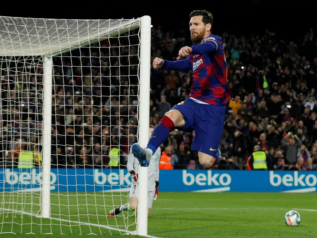 Lionel Messi melakukan selebrasi gol. (REUTERS/Albert Gea)