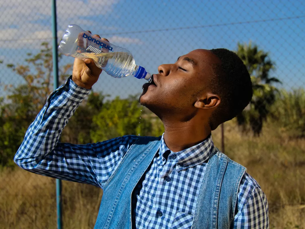 Ilustrasi minum air putih (Pexels/Kenex Media sa)
