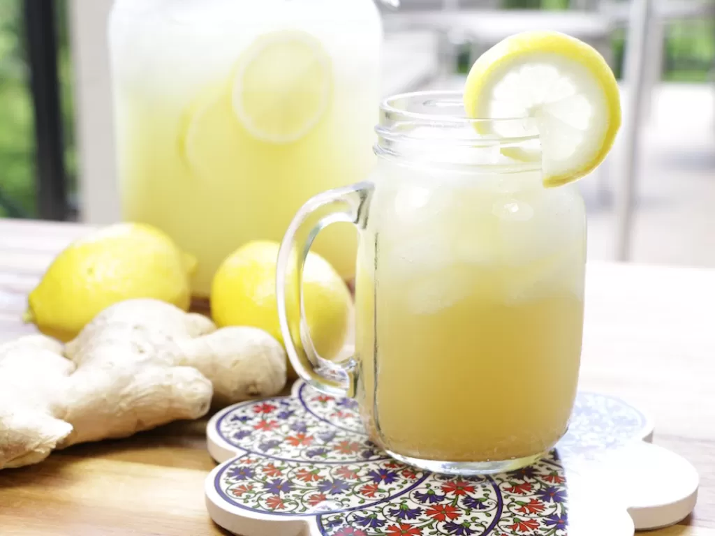 Ilustrasi minuman jahe lemon. (Thebuddhistchef)