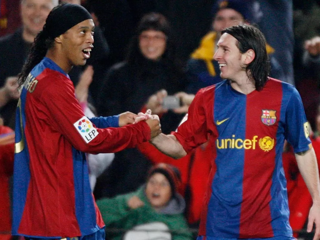 Lionel Messi dan Ronaldinho saat menjadi rekan setim di Barcelona. (REUTERS/Albert Gea)