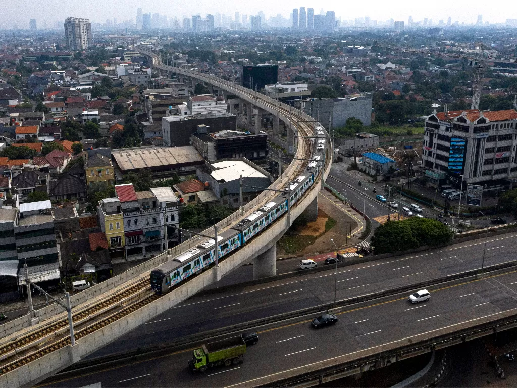 Rangkaian kereta MRT dan sejumlah kendaraan melintas di kawasan Fatmawati, Jakarta Selatan, Jumat (10/4/2020). (ANTARA FOTO/Sigid Kurniawan)