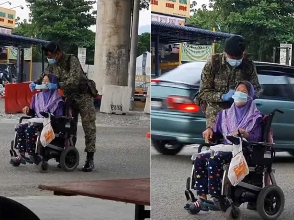 Tentara yang bantu pakaikan masker ke wanita Difabel. (Facebook/Khairul Zulkefli)