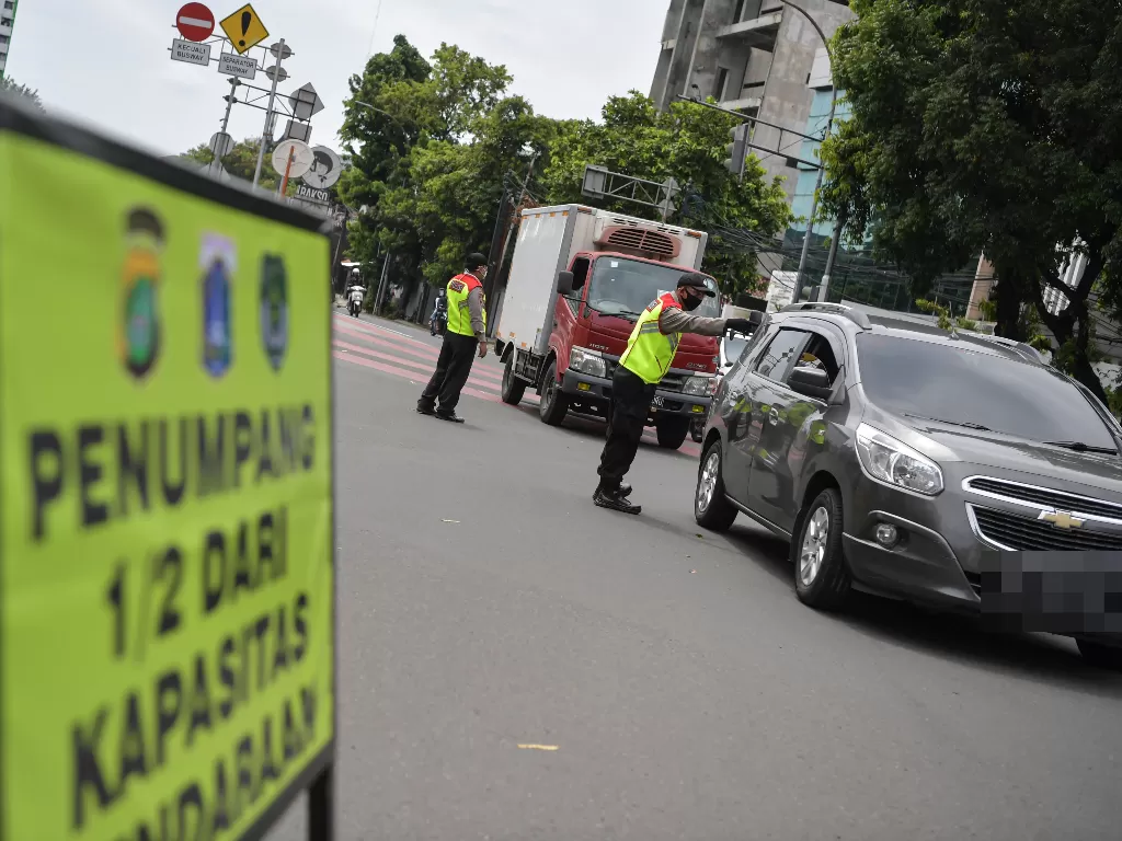 Polisi melakukan imbauan kepada pengendara mobil untuk dapat mematuhi penerapan Pembatasan Sosial Berskala Besar (PSBB) di kawasan Menteng, Jakarta (ANTARA FOTO/Nova Wahyudi)