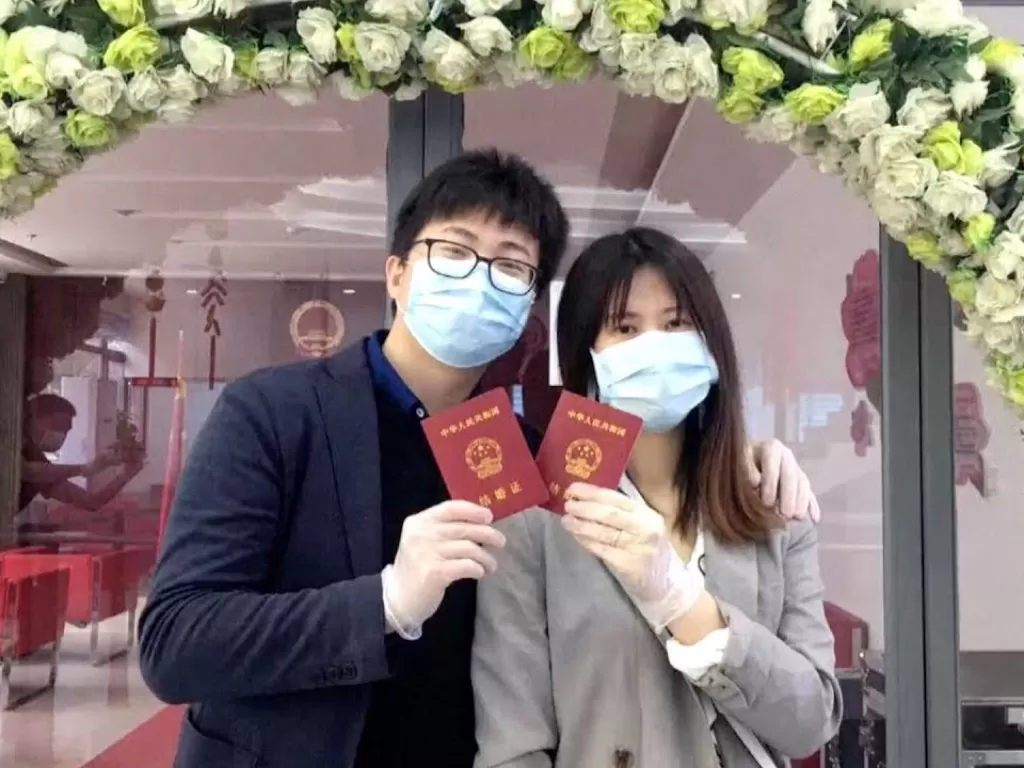 Pasangan di Wuhan yang akan segera langsungkan pernikahan usai aturan lockdwon dicabut. (The Global Herald)