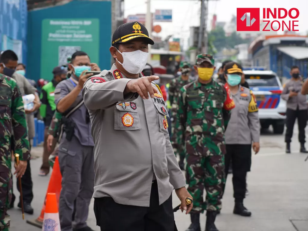  Kapolda Metro Jaya Irjen Pol Nana Sudjana saat meninjau Check Point Pengawasan Pelaksanaan PSBB di Jalan Ciledug Raya, Jakarta, Senin (13/4/2020). (INDOZONE/Arya Manggala)