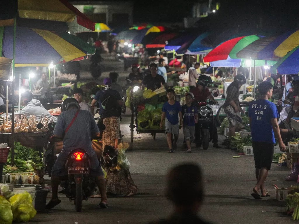 Warga berbelanja di pasar tumpah Palangkaraya. Aktivitas pasar tumpah tetap berjalan meskipun wilayah Palangkaraya menjadi zona merah penyebaran wabah virus corona (ANTARA FOTO/Makna Zaezar).