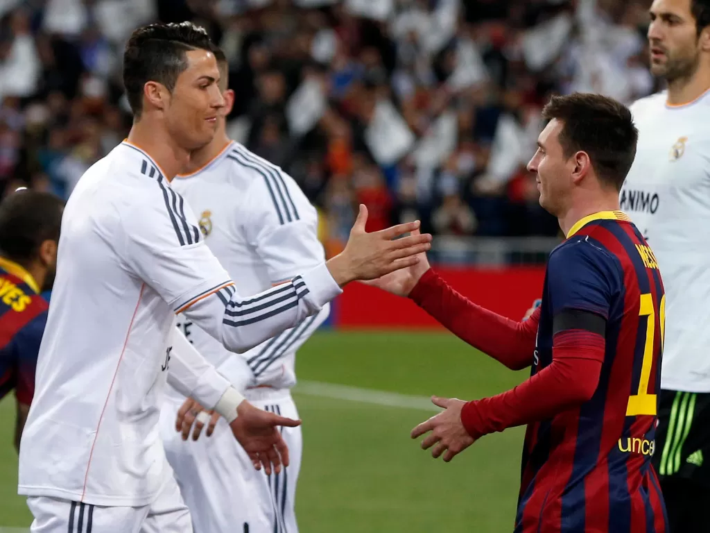 Cristiano Ronaldo dan Lionel Messi dalam duel El Classico antara Barcelona vs Real Madrid. (REUTERS)