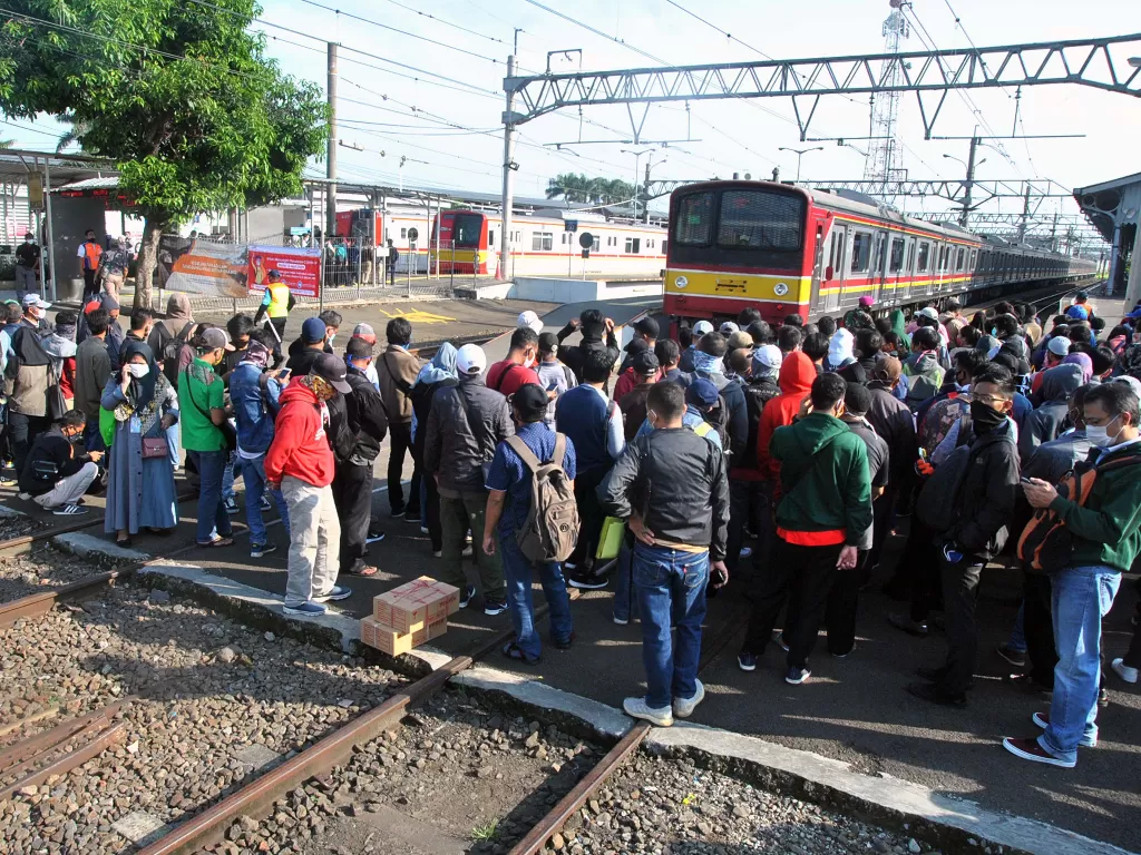 Sejumlah penumpang KRL Commuter Line antre menunggu kedatangan kereta di Stasiun Bogor, Jawa Barat, Senin (13/4/2020). (ANTARA FOTO/Arif Firmansyah)