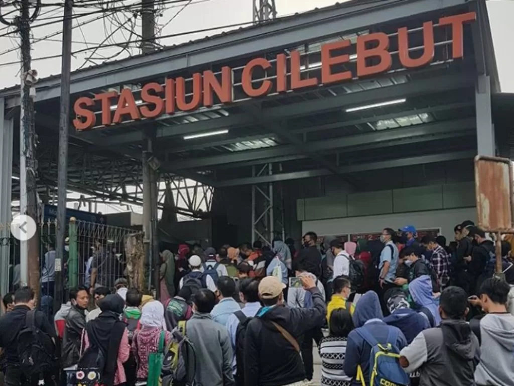 Antrean penumpang di Stasiun Cilebut (Instagram/@jktinfo)