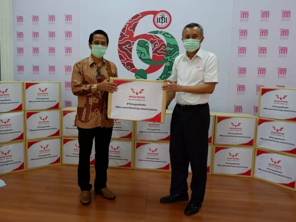 Wuling menyerahkan bantuan alat perlindungan diri ke Ikatan Dokter Indonesia untuk membantu tenaga medis memerangi virus corona. (Dok. Wuling Motors)