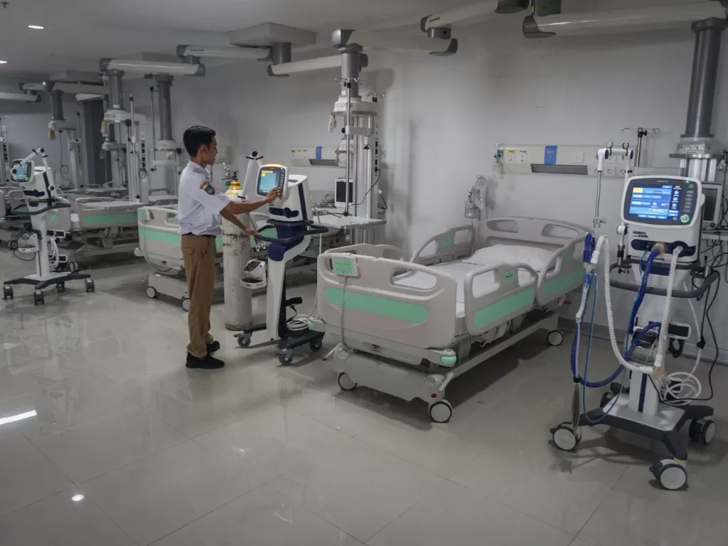 Petugas medis melakukan pengecekan alat di ruang isolasi yang digunakan untuk merawat pasien rujukan virus corona di RSUD Bung Karno, Solo (ANTARA FOTO/Mohammad Ayudha).