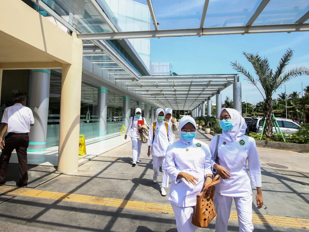 Pekerja rumah sakit menggunakan masker di RSPI Sulianti Saroso, Jakarta, Senin (2/3/2020). (ANTARA/Rivan Awal Lingga)
