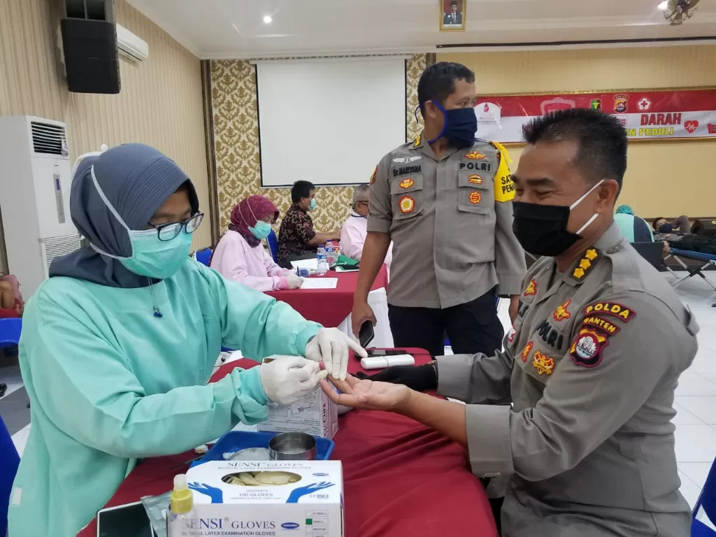 Donor darah oleh personel Polda Banten. (Dok. Polda Banten)