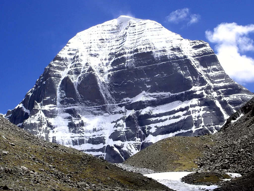 Gunung Kailash yang dianggap suci bagi sebagian pemeluk agama. (wikipedia.org)