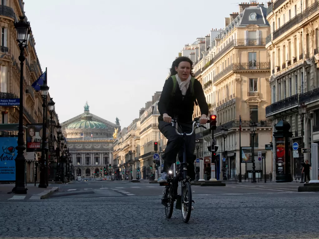 Seorang pesepeda di jalanan Paris, Prancis. (REUTERS/Gonzalo Fuentes)
